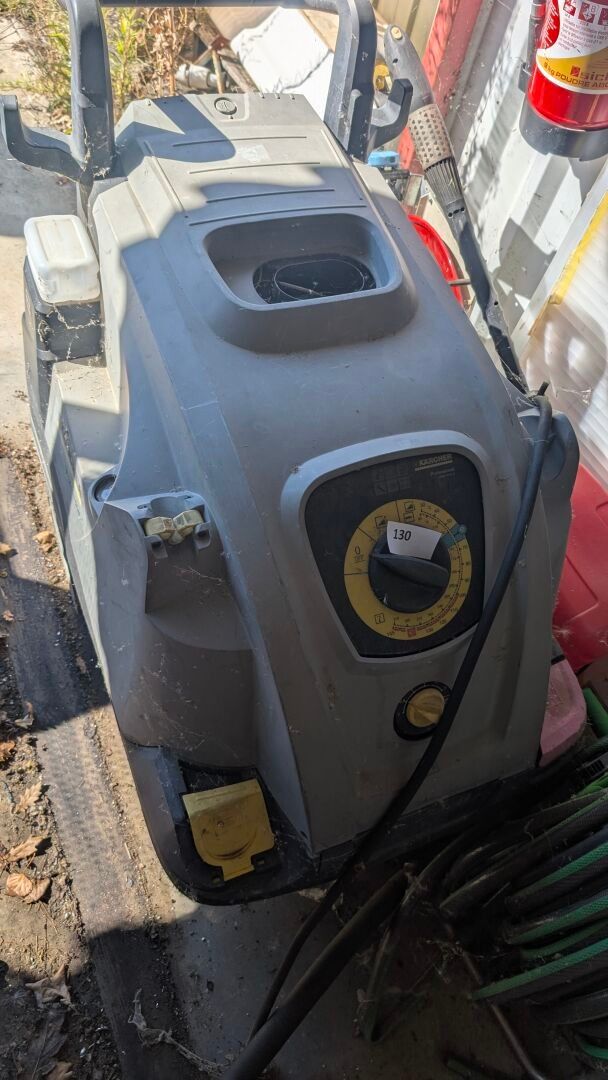 A l'extérieur : Autolaveuse KARCHER Professional modèle HDS7…