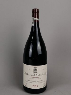 une bouteille de vin posée sur une table