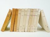 plusieurs livres sont empilés sur une surface blanche