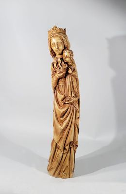 une statue de femme tenant un enfant dans ses bras