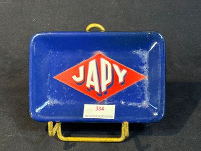une valise bleue ornée d'un losange rouge et bleu