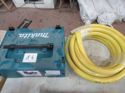 un tuyau jaune et une boîte bleue posés sur une table