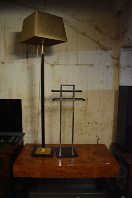 une lampe posée sur une table dans une pièce
