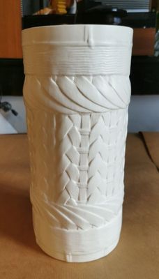 une tasse blanche posée sur une table
