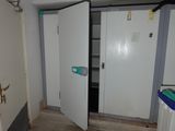 deux portes ouvertes dans une petite pièce