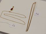 un gros plan d'une boîte sur laquelle sont posés un collier et une chaîne