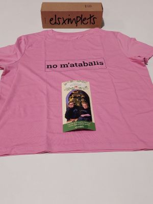 un t-shirt rose avec l'image d'un gorille dessus