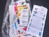 un sac de billets et une paire de ciseaux posés sur une table