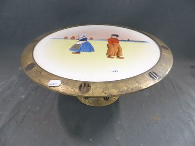 une assiette avec la photo d'un homme et d'une femme