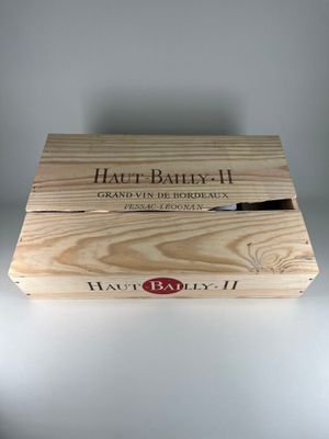 une image représentant une caisse en bois contenant une bouteille de vin