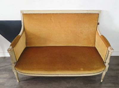 une photo d'un canapé dont l'assise est recouverte de velours marron