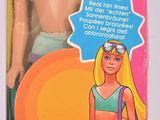 La poupée Barbie se trouve dans une boîte rose posée sur une surface blanche