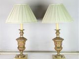 une paire de lampes de table anciennes en laiton, chacune munie d'un abat-jour