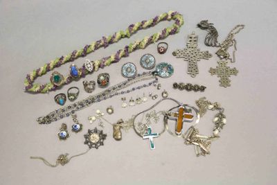 beaucoup de bijoux posés sur la table