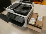 une imprimante posée sur un bureau, à côté d'un clavier