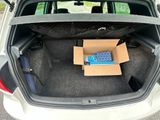 une boîte dans le coffre d'une voiture, contenant des bagages