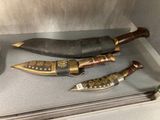 trois types de couteaux exposés dans une vitrine