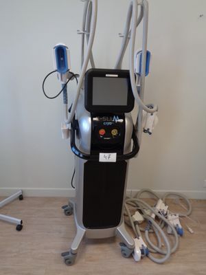 une machine posée sur le sol de la pièce