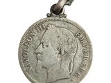 Gros plan sur une pièce de monnaie en argent portant un visage de femme