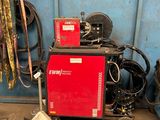 une image d'une machine à souder dans un garage