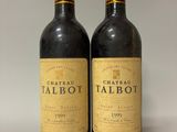 deux bouteilles de vin rouge posées l'une à côté de l'autre sur une table