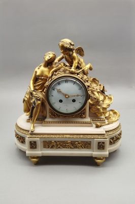 une horloge posée sur une table