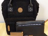 un sac à main, un portefeuille et un étui à portefeuille posés sur une table