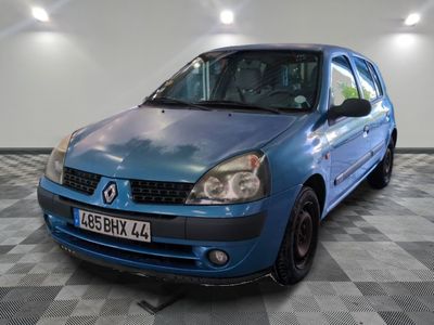 la photo d'une voiture bleue garée dans un garage