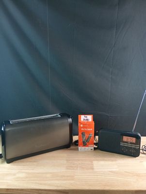 Lot de trois articles Grille pain moulinex Radio JVC