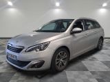 la voiture argentée est garée sur le sol à carreaux d'une pièce
