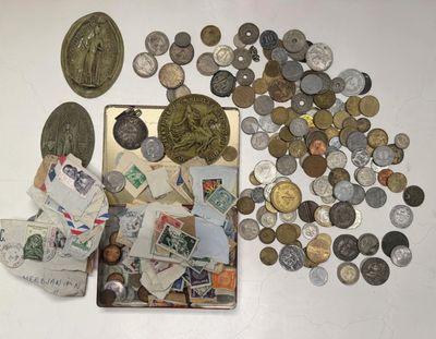 un lot de pièces de monnaie posées sur une table