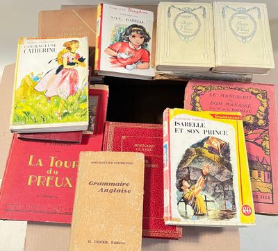 un grand nombre de livres posés sur une table