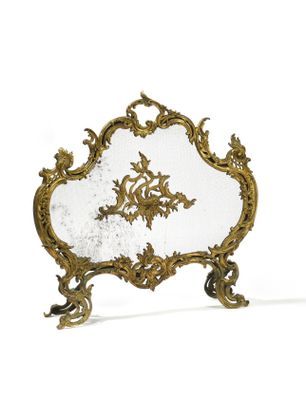 un petit miroir avec un cadre doré