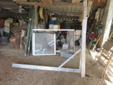 une image représentant un garage avec une fenêtre