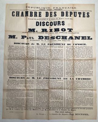 un vieux journal sur lequel figure la photo en noir et blanc d'un homme