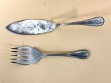 deux fourchettes et une cuillère posées sur une table