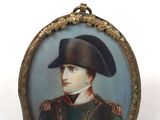 portrait d'un homme en uniforme militaire dans un cadre doré