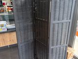 un grand paravent métallique au milieu d'un magasin
