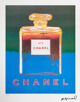 une image représentant une peinture d'un flacon de parfum sur fond bleu