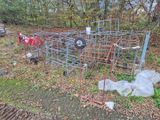 une cage métallique remplie de déchets