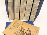 six livres sont empilés sur une table