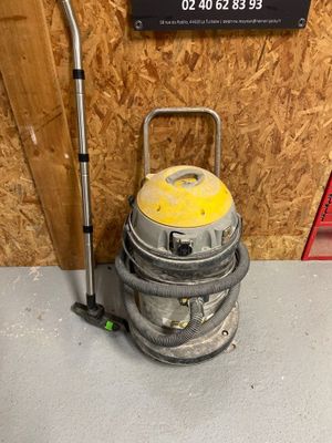 une image d'un aspirateur dans un garage