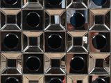 un gros plan d'un miroir recouvert de nombreux cercles