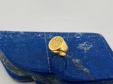 bague chevalière en or jaune sur un revers, un revers, un revers, un revers, un revers, un revers, un revers, un revers, un revers, un revers
