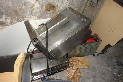 un grille-pain argenté posé sur un tas de vieilleries