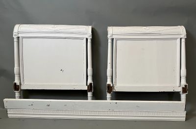 une paire de tables de chevet peintes en blanc, avec des tiroirs superposés