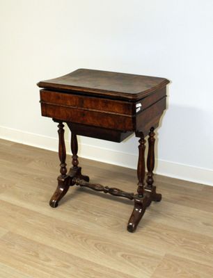 Table travailleuse en bois de placage ouvrant à un abattant …