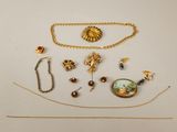 beaucoup de bijoux en or sur une surface blanche