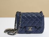 Sac à rabat Chanel en cuir d'agneau matelassé bleu marine