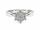 gros plan d'une bague en diamant sur fond blanc